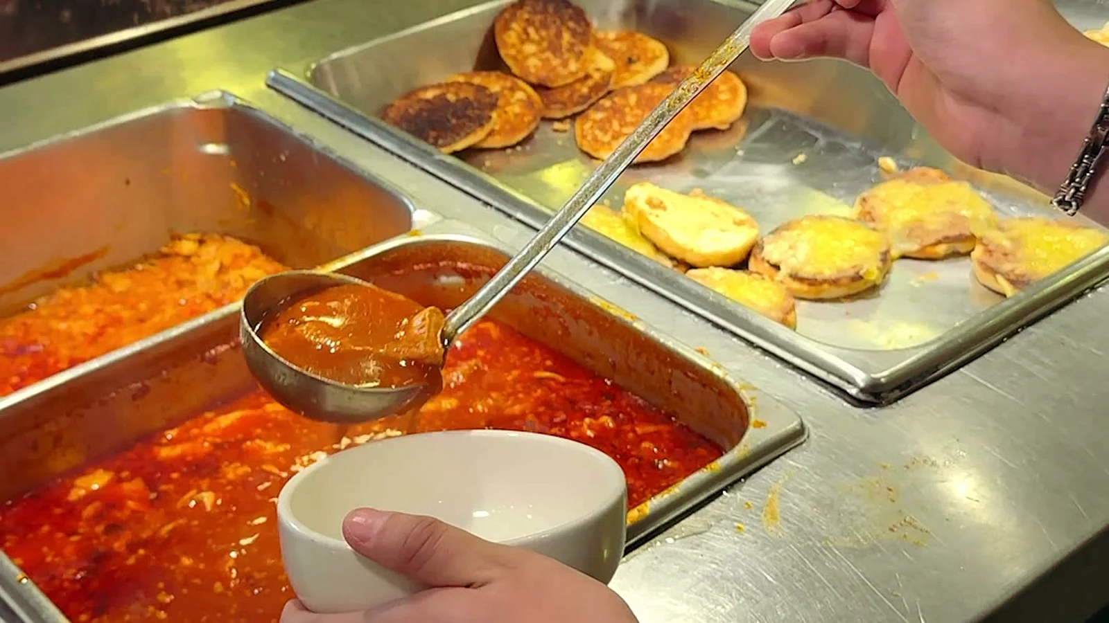 Barra del buffet de Casa Grande con gorditas y guisados recién hechos